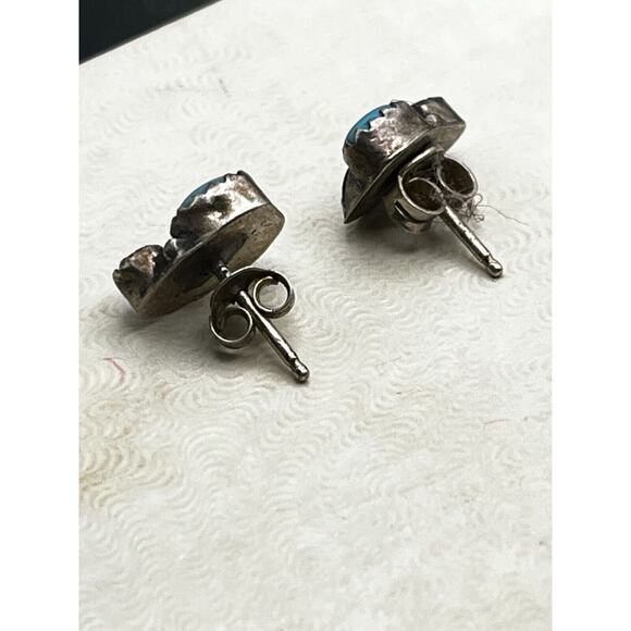 VINTAGE STERLING SILVER TURQUOISE & CORAL LEAF DETAIL EARRINGS - Picture 2 of 6